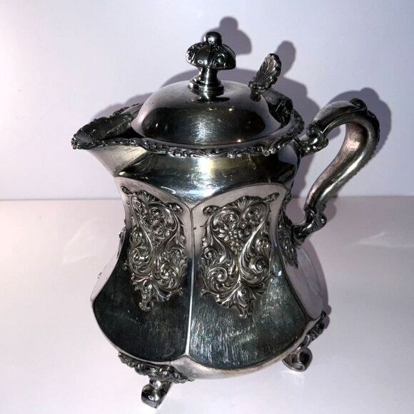 Absolutely stunning vintage small ornate silverplated tea pot; Meriden Silver Co - Picture 3 of 7